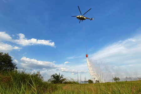 HELIKOPTER LEPASKAN AIR