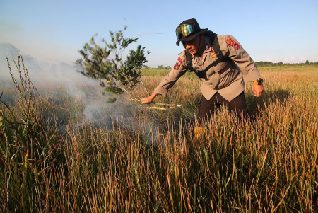 PADAMKAN KARHUTLA DI LANDASAN ULIN