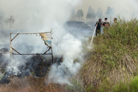 PADAMKAN KARHUTLA DI LANDASAN ULIN TIMUR
