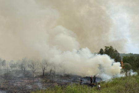 PADAMKAN KARHUTLA DI LANDASAN ULIN TIMUR