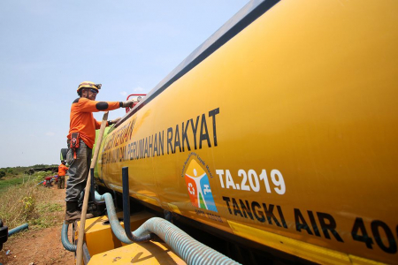 SIAPKAN AIR UNTUK MEMADAMKAN KARHUTLA