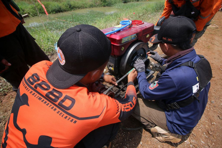 SIAPKAN MESIN POMPA AIR