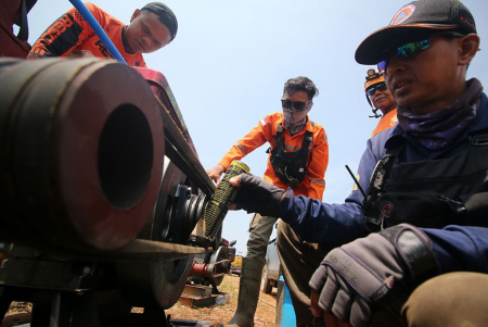 BERIKAN PELUMAS PADA MESIN POMPA AIR