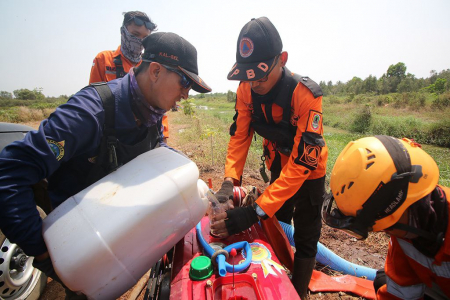 MASUKKAN BENSIN KE MESIN POMPA AIR
