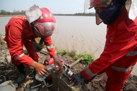 MASUKKAN OLI KE MESIN POMPA AIR
