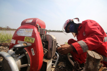 PASANG SELANG KE MESIN POMPA AIR