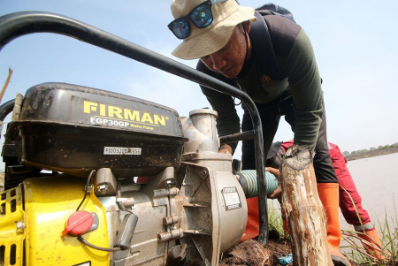 PASANG SELANG KE MESIN POMPA AIR