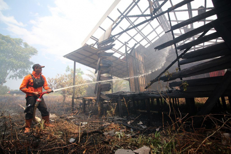 PADAMKAN API YANG MEMBAKAR RUMAH WARGA