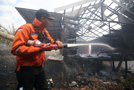 PADAMKAN API YANG MEMBAKAR RUMAH WARGA
