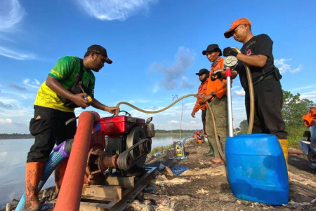 PADAMKAN KARHUTLA DI GUNTUNG DAMAR