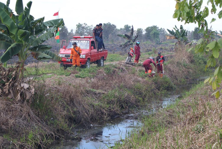 AMBIL AIR DI SUNGAI