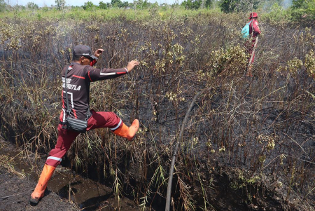 MENYEBERANG KE LOKASI KARHUTLA