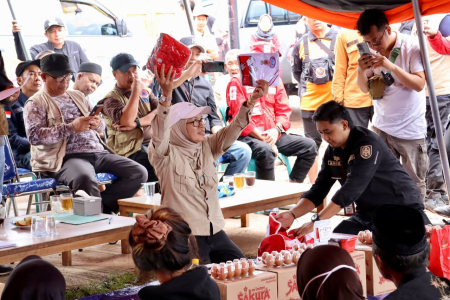 CEK ISI PAKET BANTUAN BANJIR