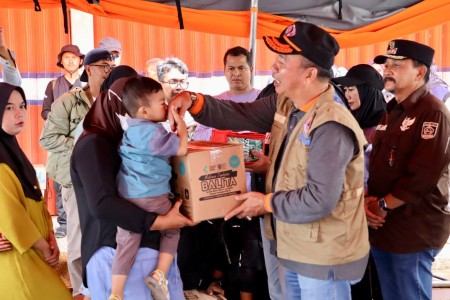 SERAHKAN PAKET MAKANAN BALITA