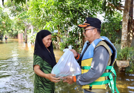 BERIKAN BANTUAN SEMBAKO