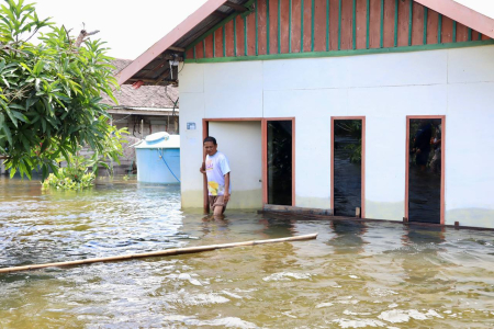 BERTAHAN DI RUMAH TERENDAM BANJIR