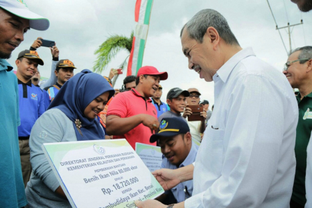 GUBERNUR RIAU SERAHKAN BANTUAN BENIH IKAN 