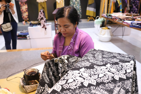 MENUNJUKKAN CARA MEWARNAI BATIK