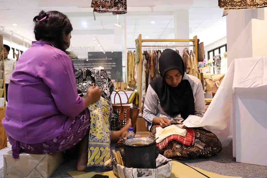 PENGRAJIN MEWARNAI BATIK