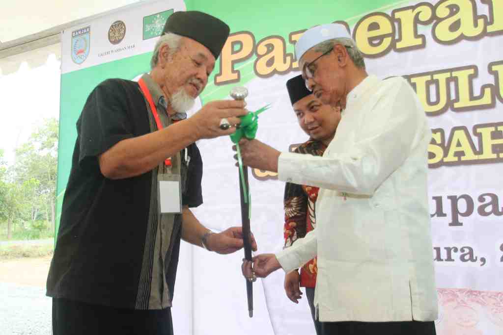 SERAHKAN TONGKAT KAYU AL AYUSIAH
