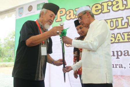 SERAHKAN TONGKAT KAYU AL AYUSIAH