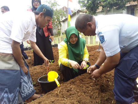MANFAATKAN LAHAN UNTUK KESEJAHTERAAN