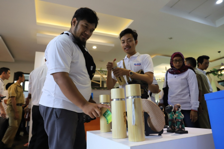 MEMILIH PRODUK KERAJINAN BAMBU