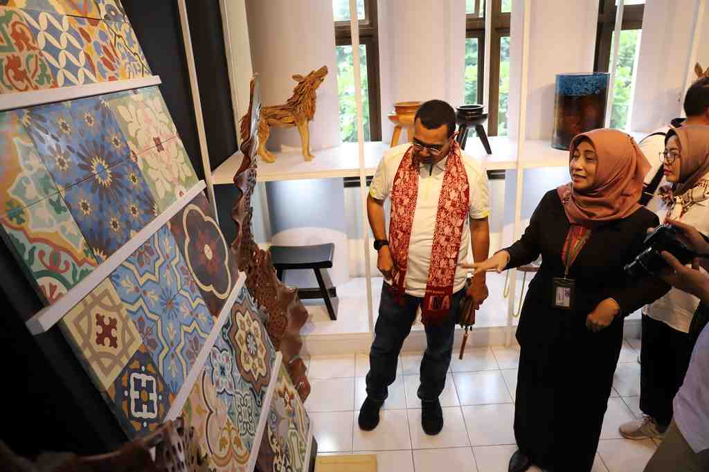 MENUNJUKKAN PRODUK KERAJINAN KAYU