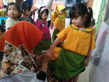 ANAK PAUD BELAJAR MENULIS HURUF 