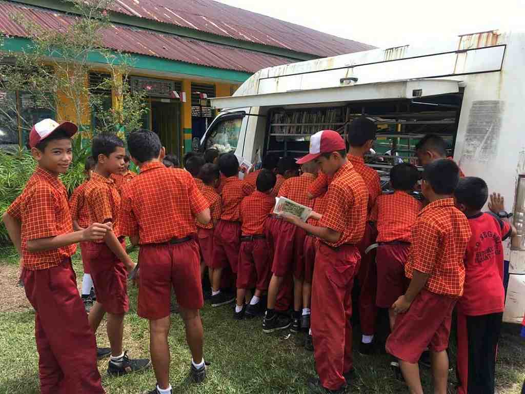 MEMBACA BUKU DARI PUSLING 