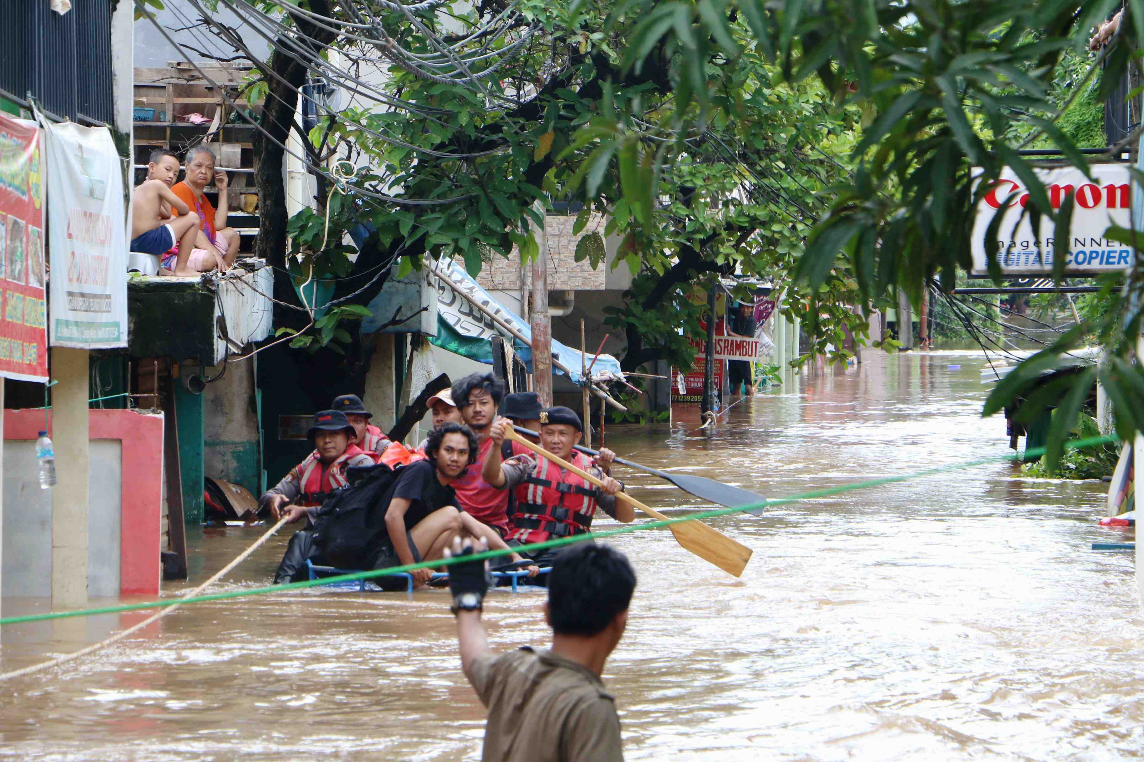 EVAKUASI WARGA TERDAMPAK BANJIR