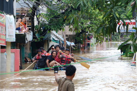 EVAKUASI WARGA TERDAMPAK BANJIR