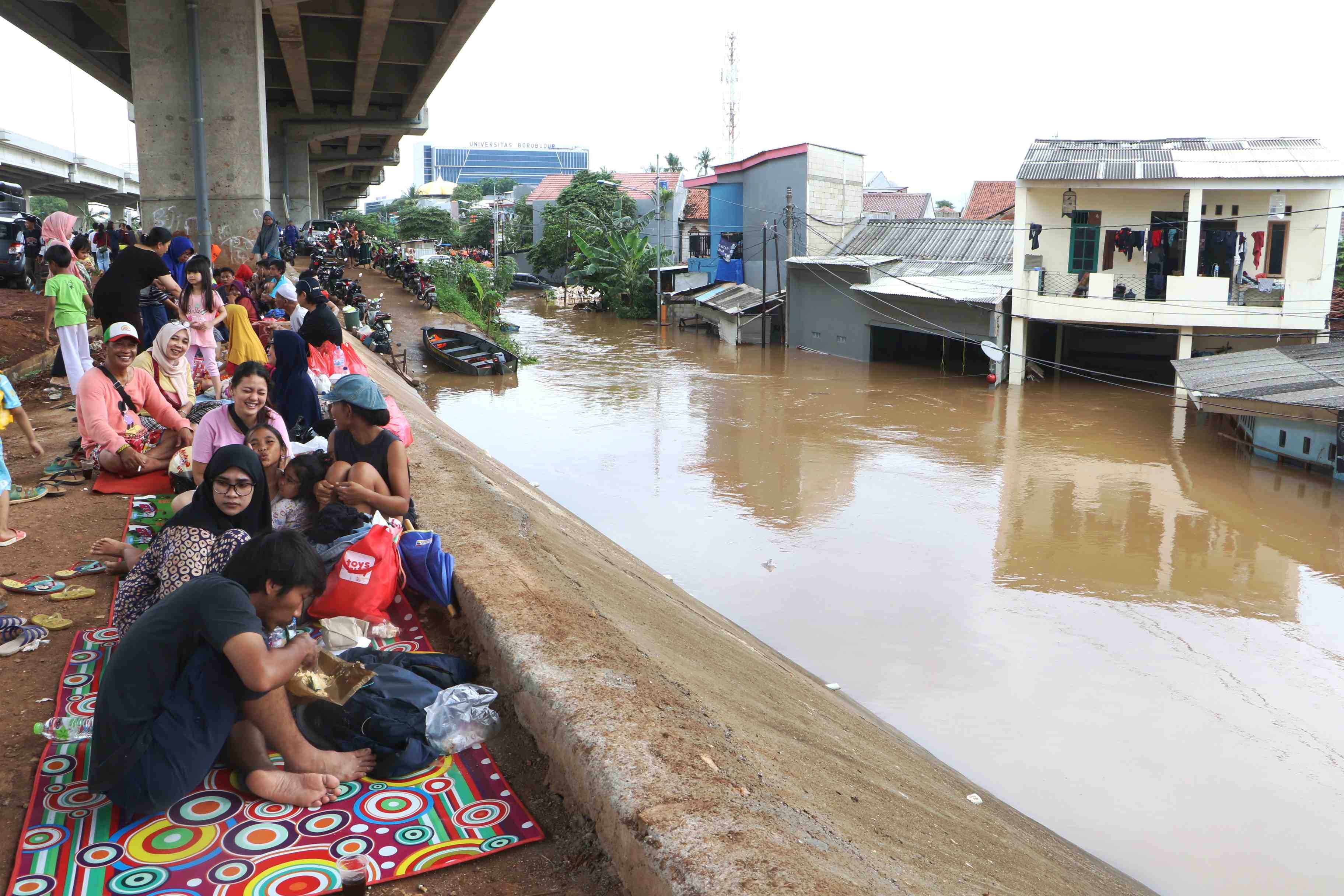 WARGA TERDAMPAK BANJIR