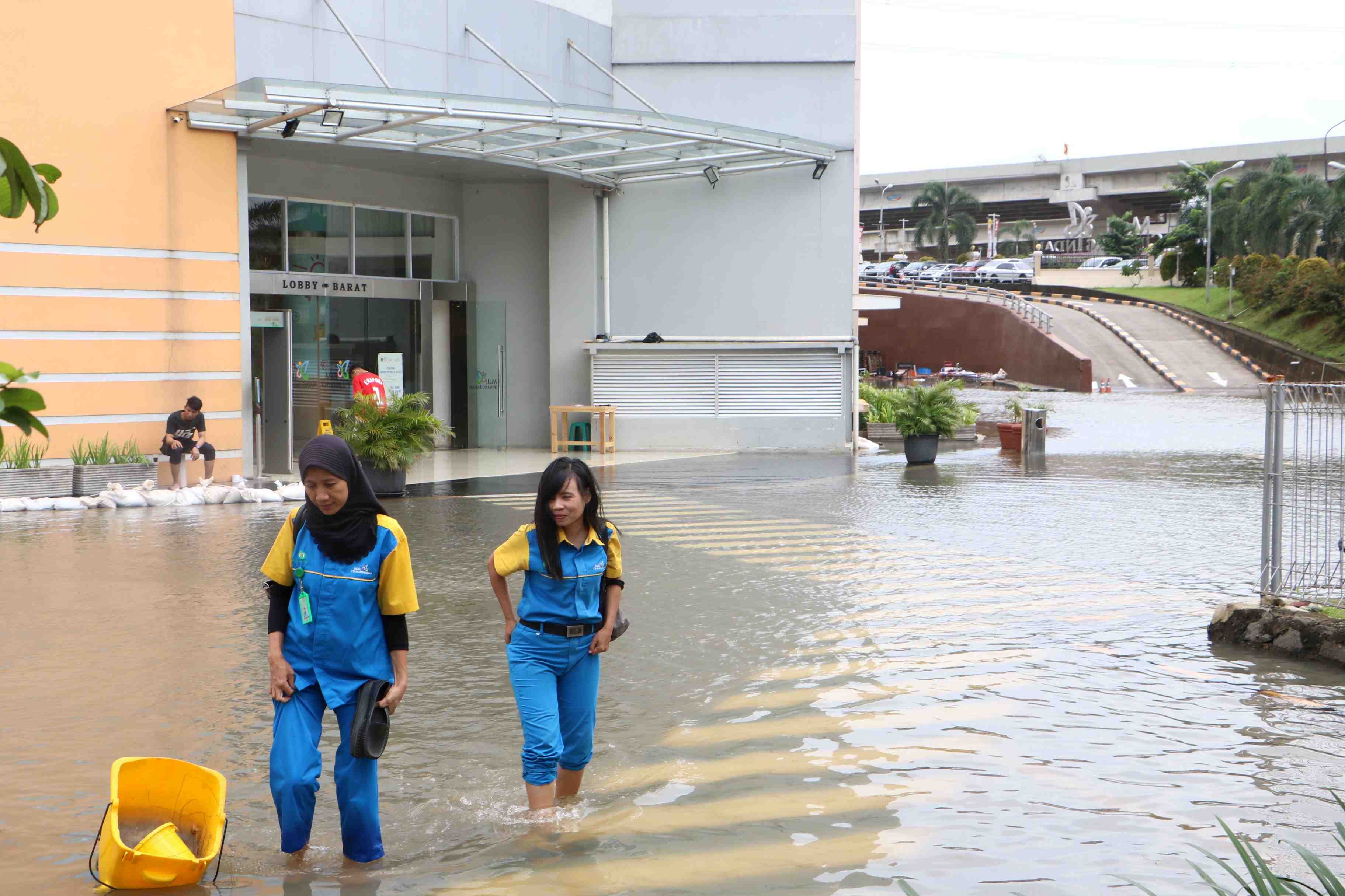 PUSAT PERBELANJAAN TERDAMPAK BANJIR