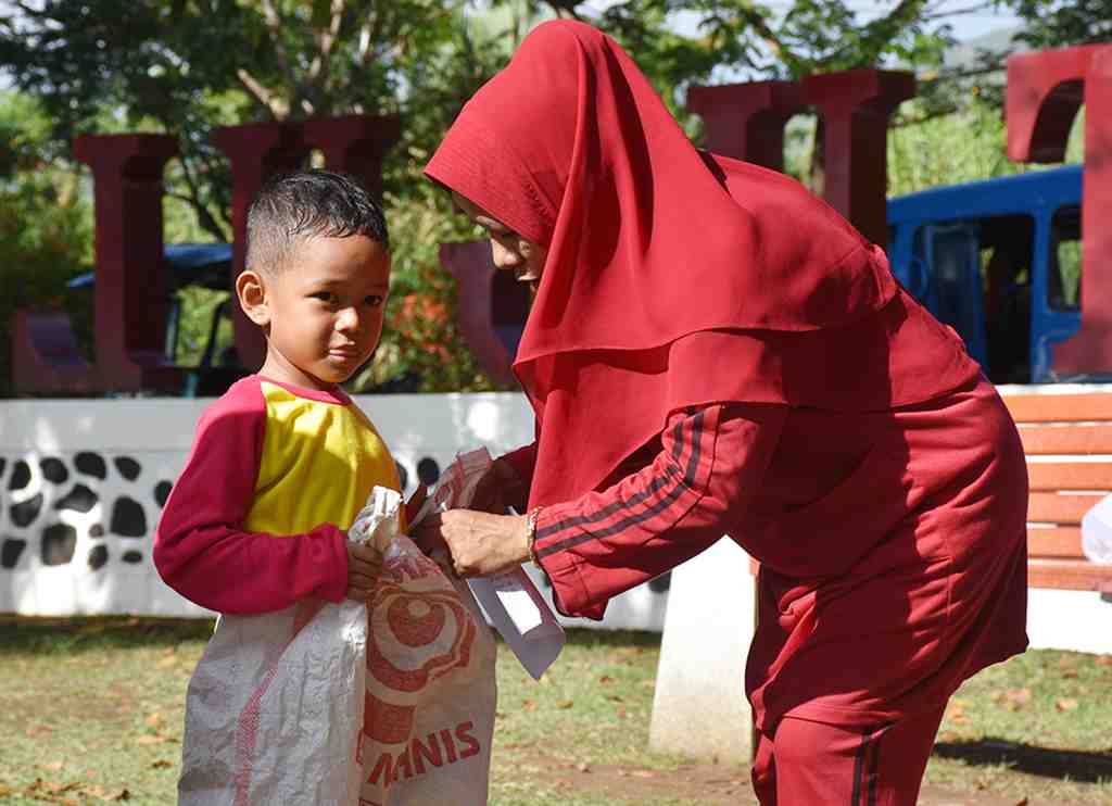BANTU MURID PAKAI KARUNG