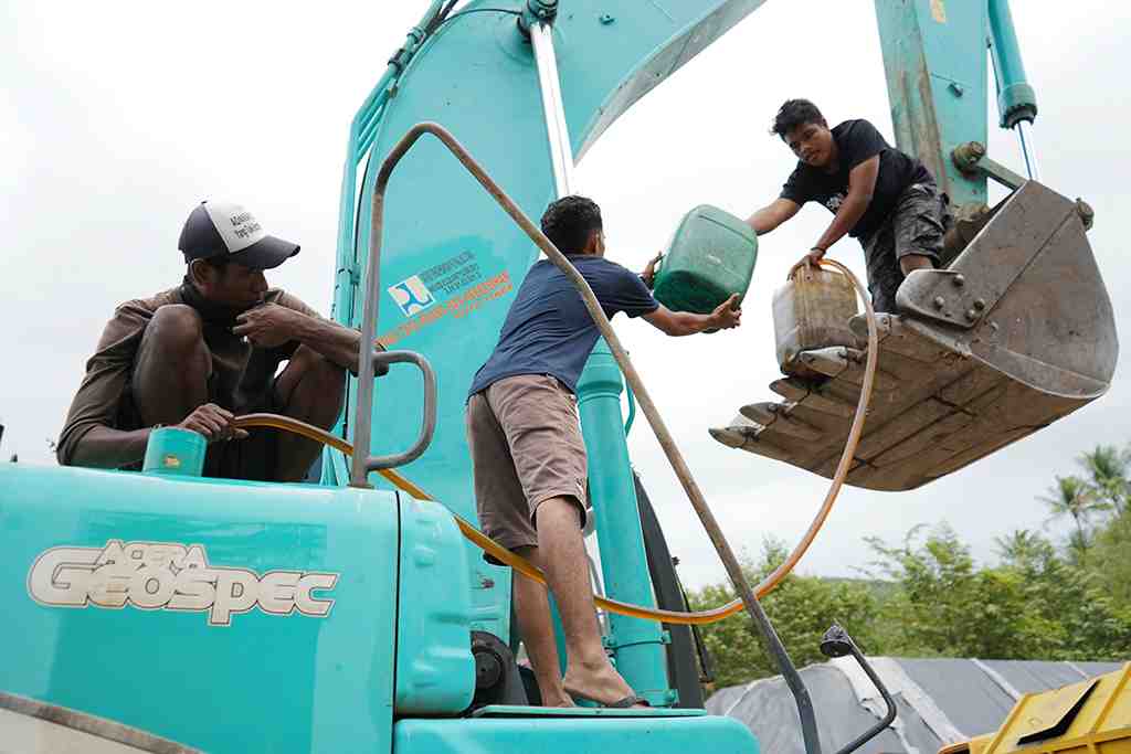 MENGISI BAHAN BAKAR