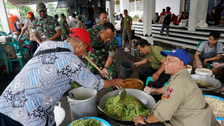 MEMASAK di DAPUR UMUM
