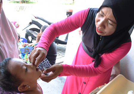 PEMBERIAN VAKSIN POLIO