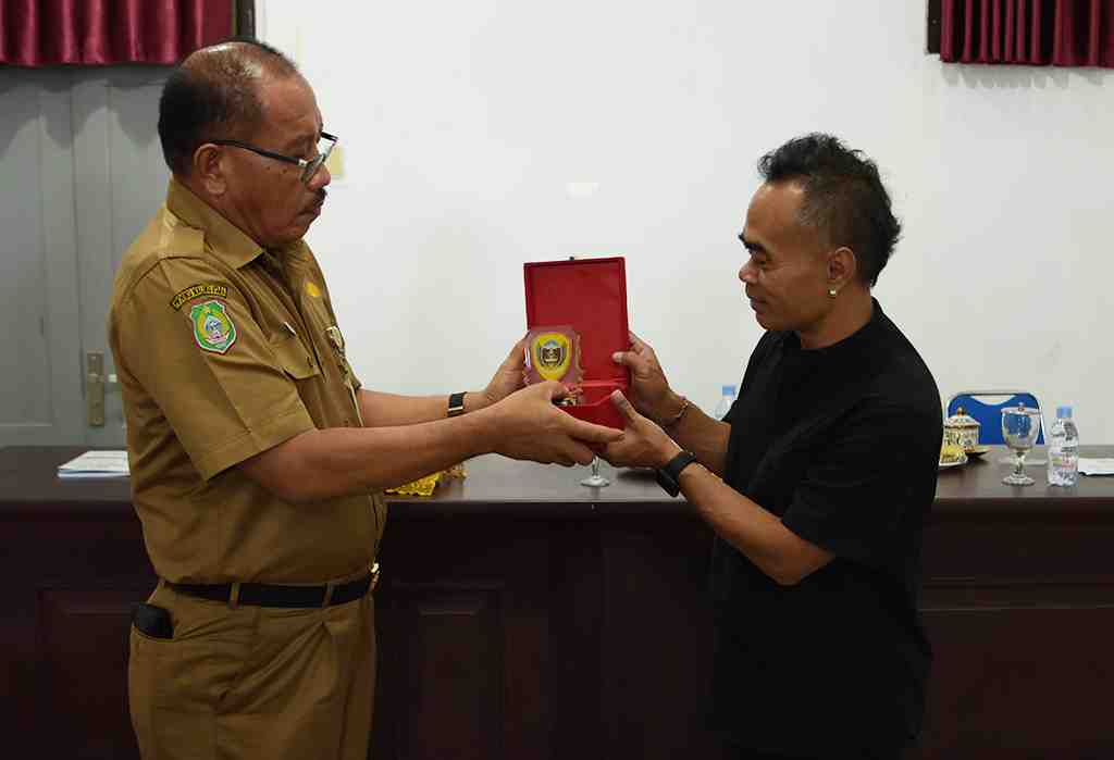 SERAHKAN CINDERAMATA