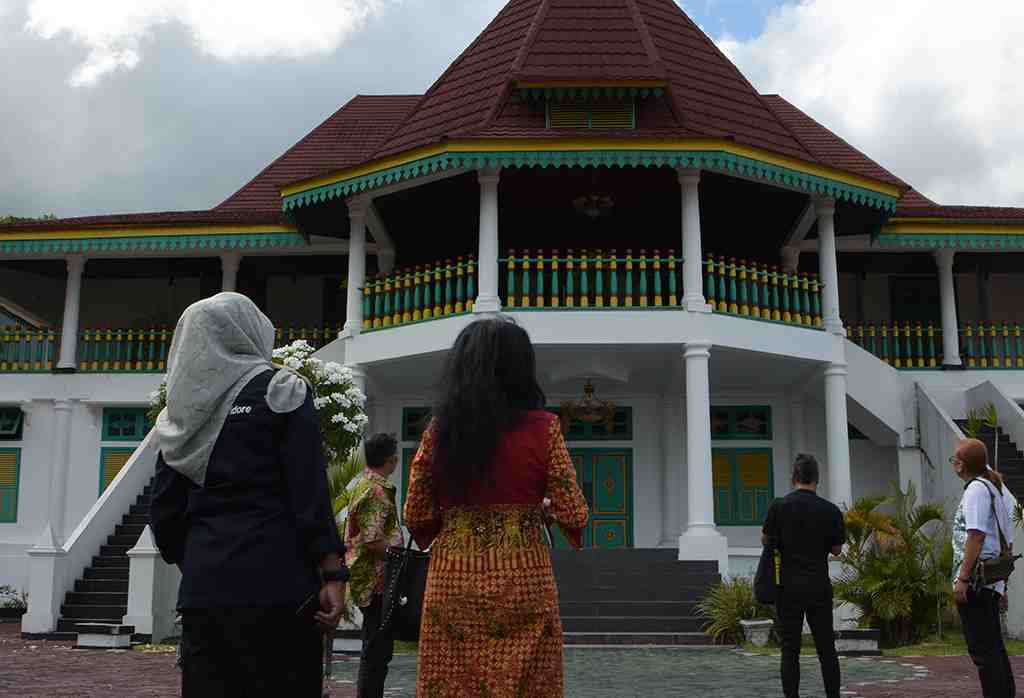 BERKUNJUNG ke KADATON TIDORE