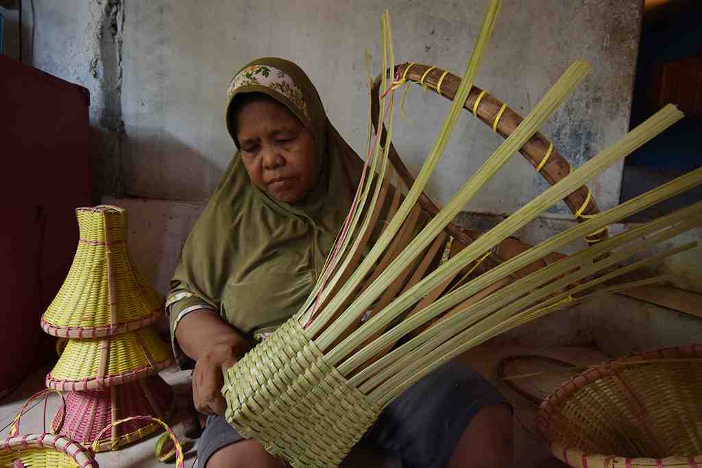 MENGANYAM SALOY