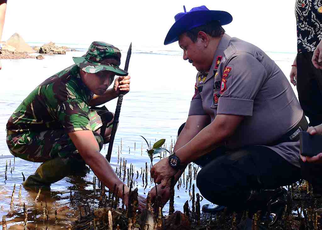 POLRI PEDULI PENGHIJAUAN
