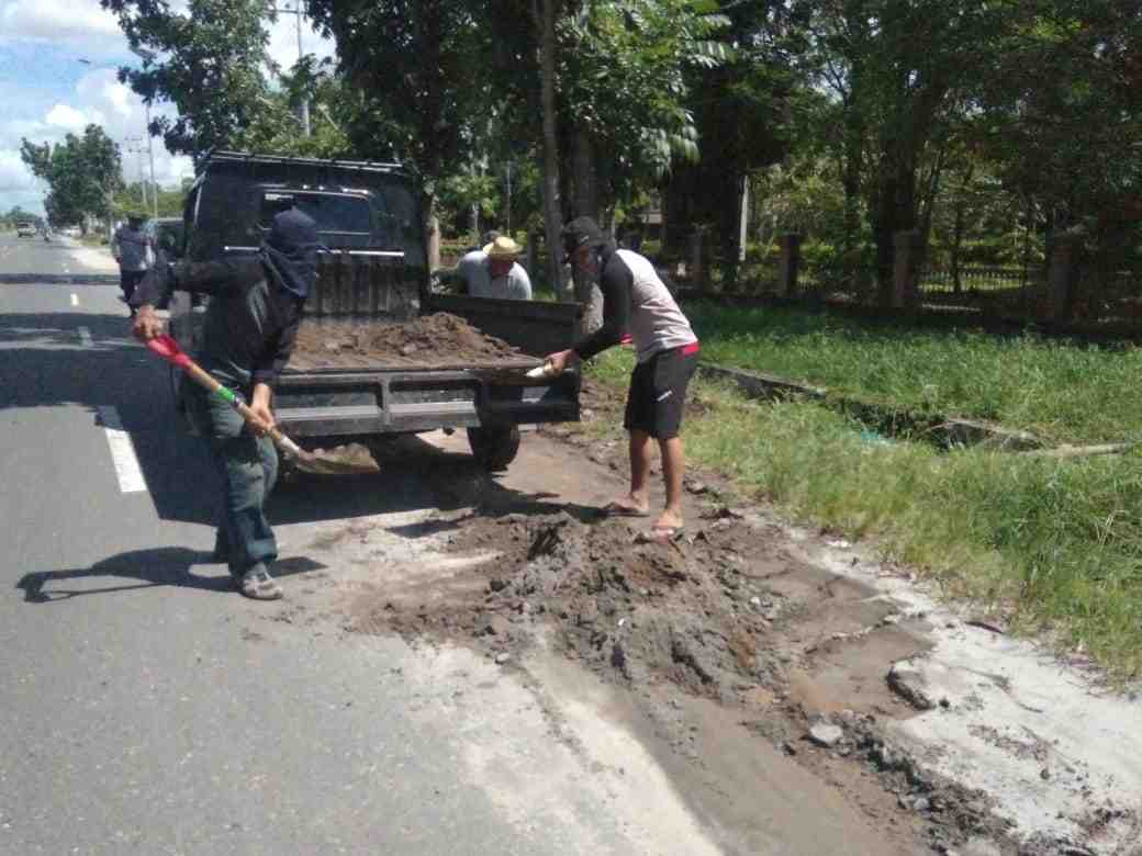 PEMBERSIHAN PASIR DARI BAHU JALAN