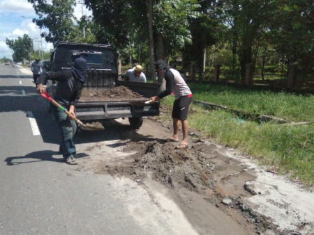 PEMBERSIHAN PASIR DARI BAHU JALAN