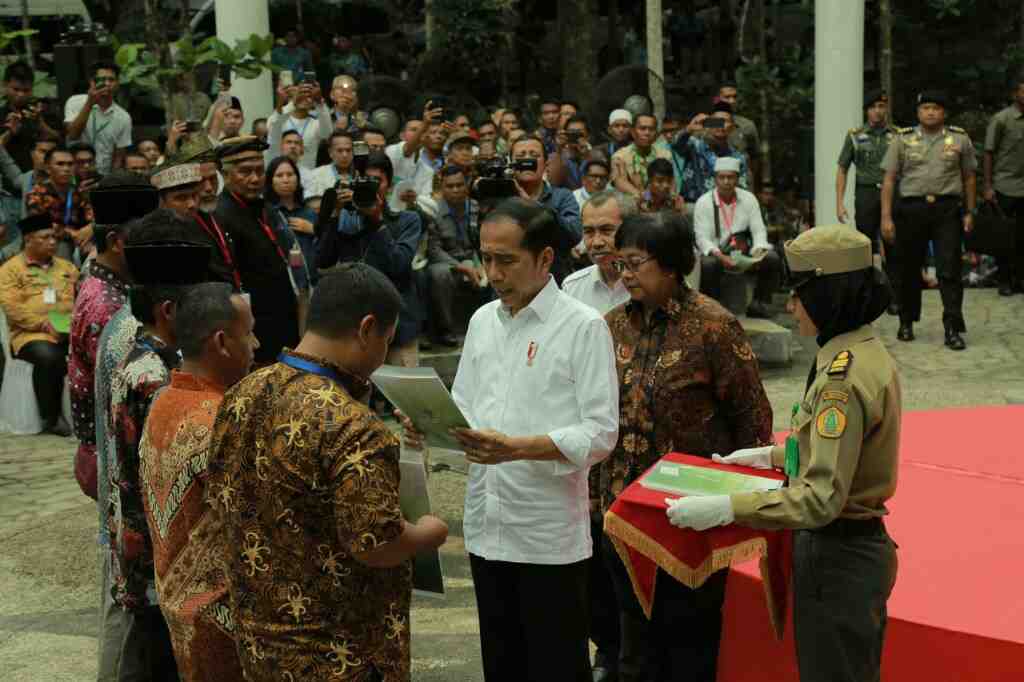 PRESIDEN SERAHKAN SERTIFIKAT KEHUTANAN SOSIAL
