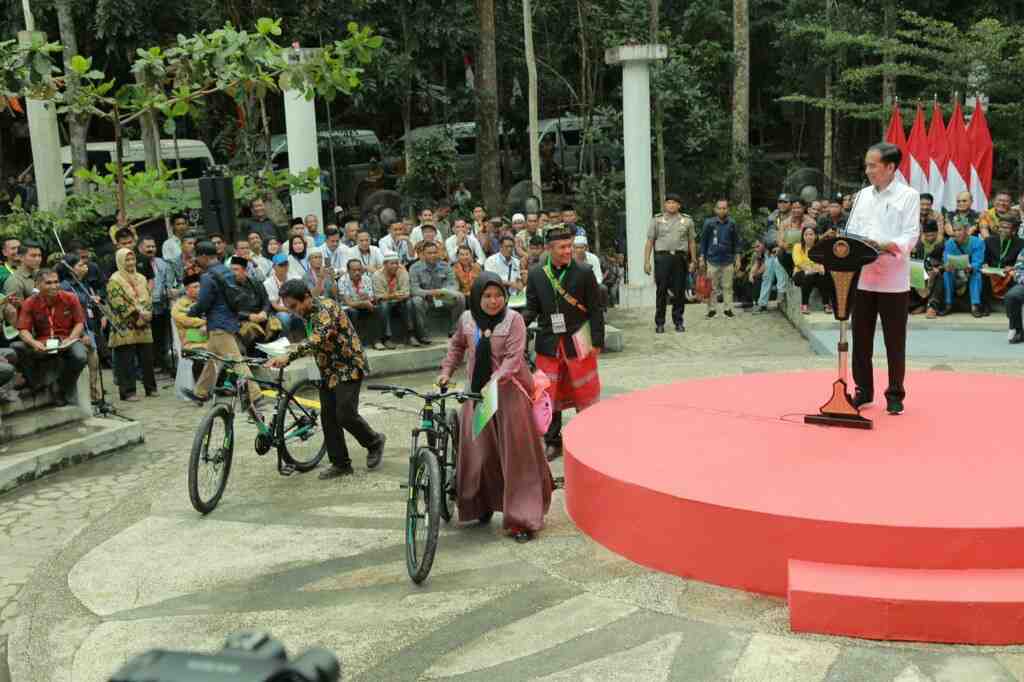 PRESIDEN BAGI BAGI SEPEDA