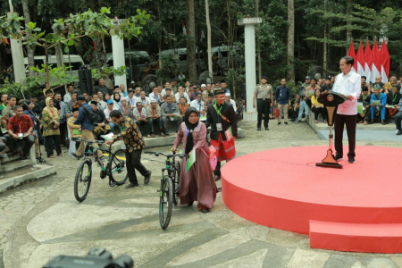 PRESIDEN BAGI BAGI SEPEDA