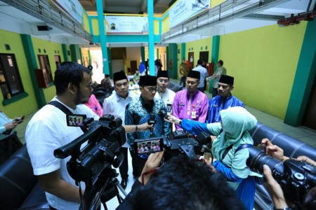BERIKAN KETERANGAN PERS