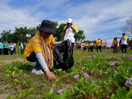 LAKUKAN AKSI BERSIH-BERSIH SAMPAH