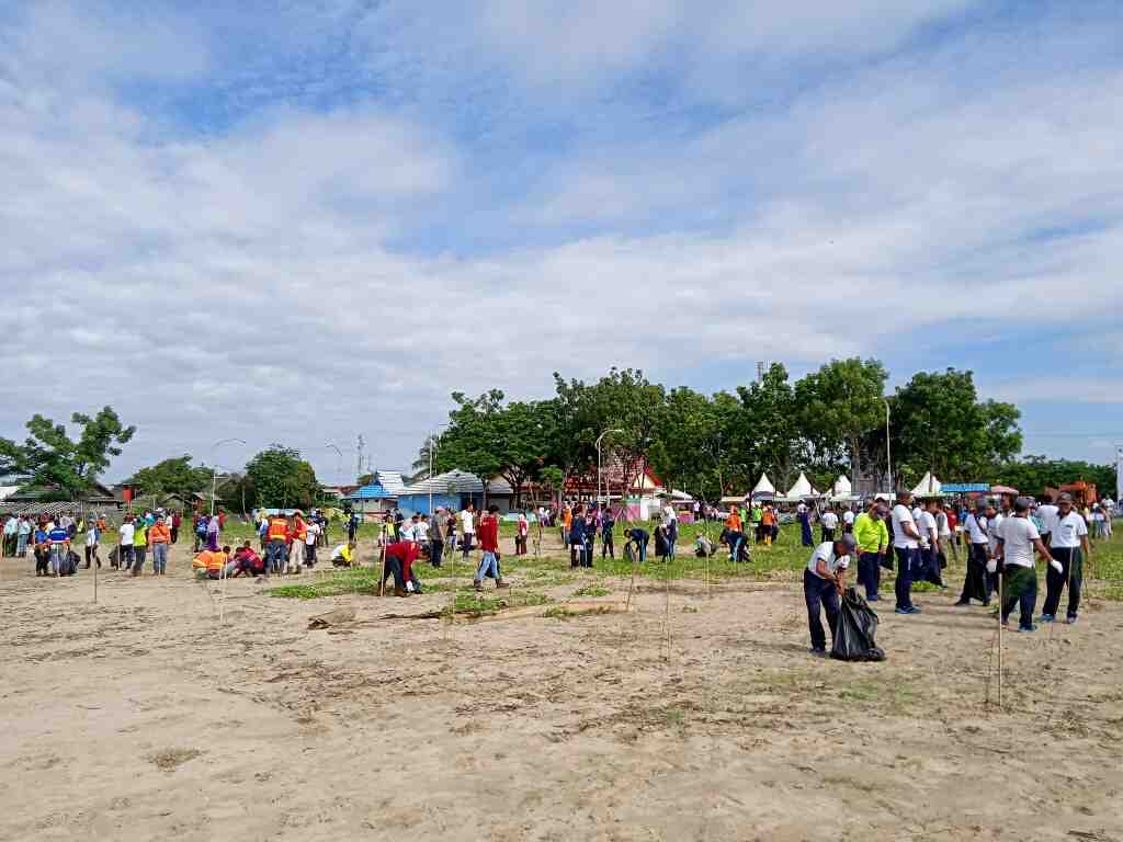 BERSIHKAN SAMPAH DI PANTAI